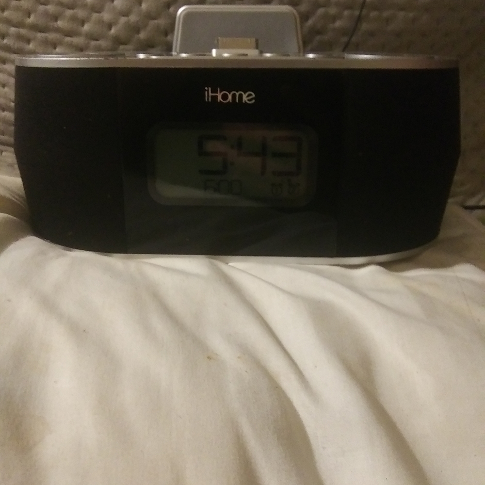Ihome radio alarm clock.